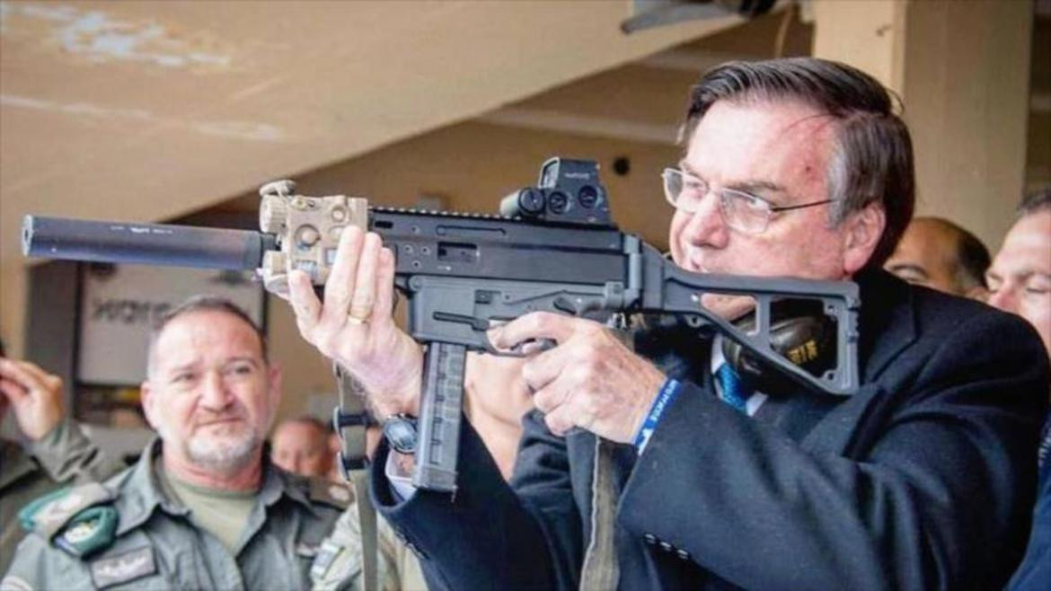 Jair Bolsonaro con un arma de fuego