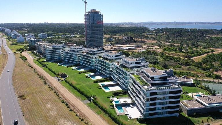 Surfside, uno de los proyectos actualmente en obras, está ubicado en 8 hectáreas de tierra en la curva más al Este de la Brava, sobre la boca de la Barra