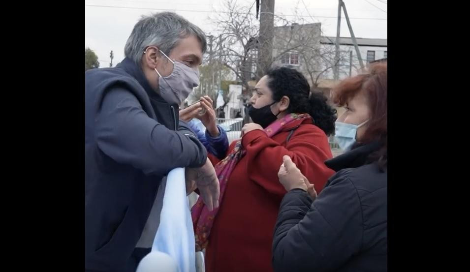 Mayra Mendoza y Máximo Kirchner junto a vecinos de Quilmes