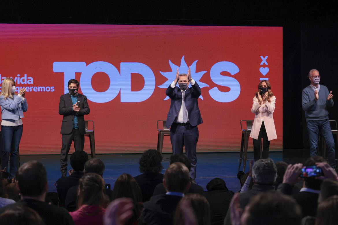 Alberto Fernández junto al gobernador Axel Kicillof y los candidatos a diputados Victoria Tolosa Paz y Daniel Gollan durante el acto de cierre de campaña del Frente de Todos, NA