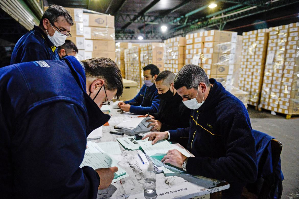 Las urnas que se utilizarán este fin de semana son cargadas en los camiones de Correo Argentino, PASO, NA