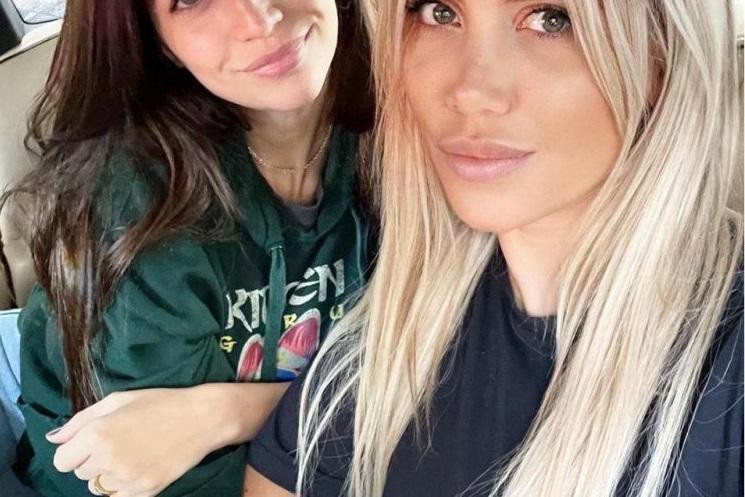 Wanda Nara y Zaira Nara en su lujosa camioneta