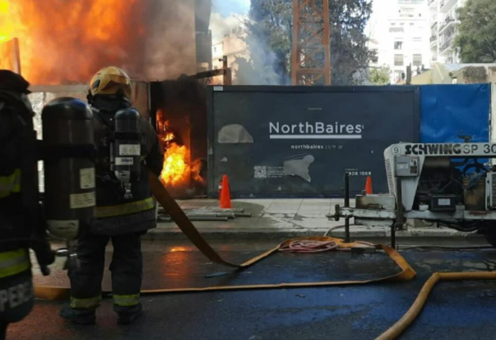 Voraz incendio en una obra en barrio de Palermo, NA