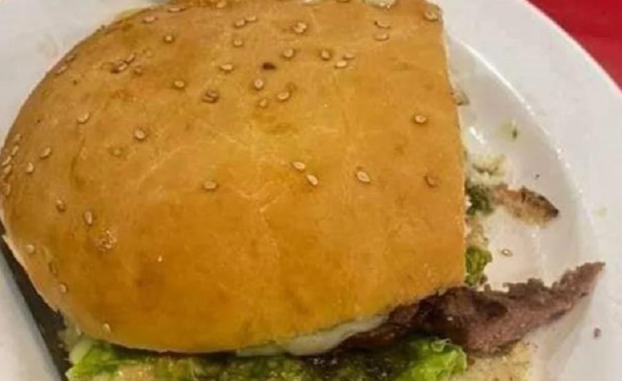 Estaba comiendo una hamburguesa y encontró un dedo humano	