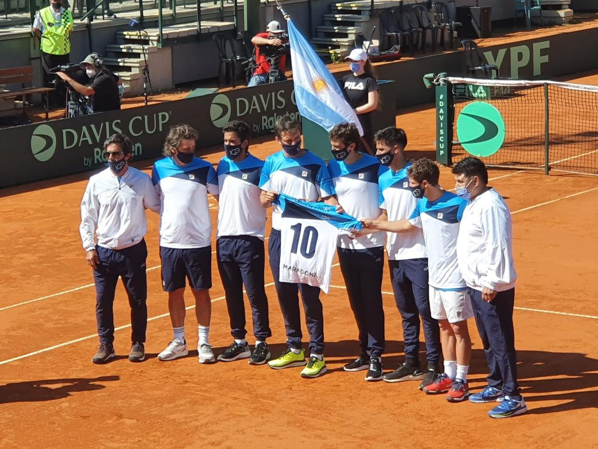 Homenaje del equipo argentino de Copa Davis a Diego Maradona