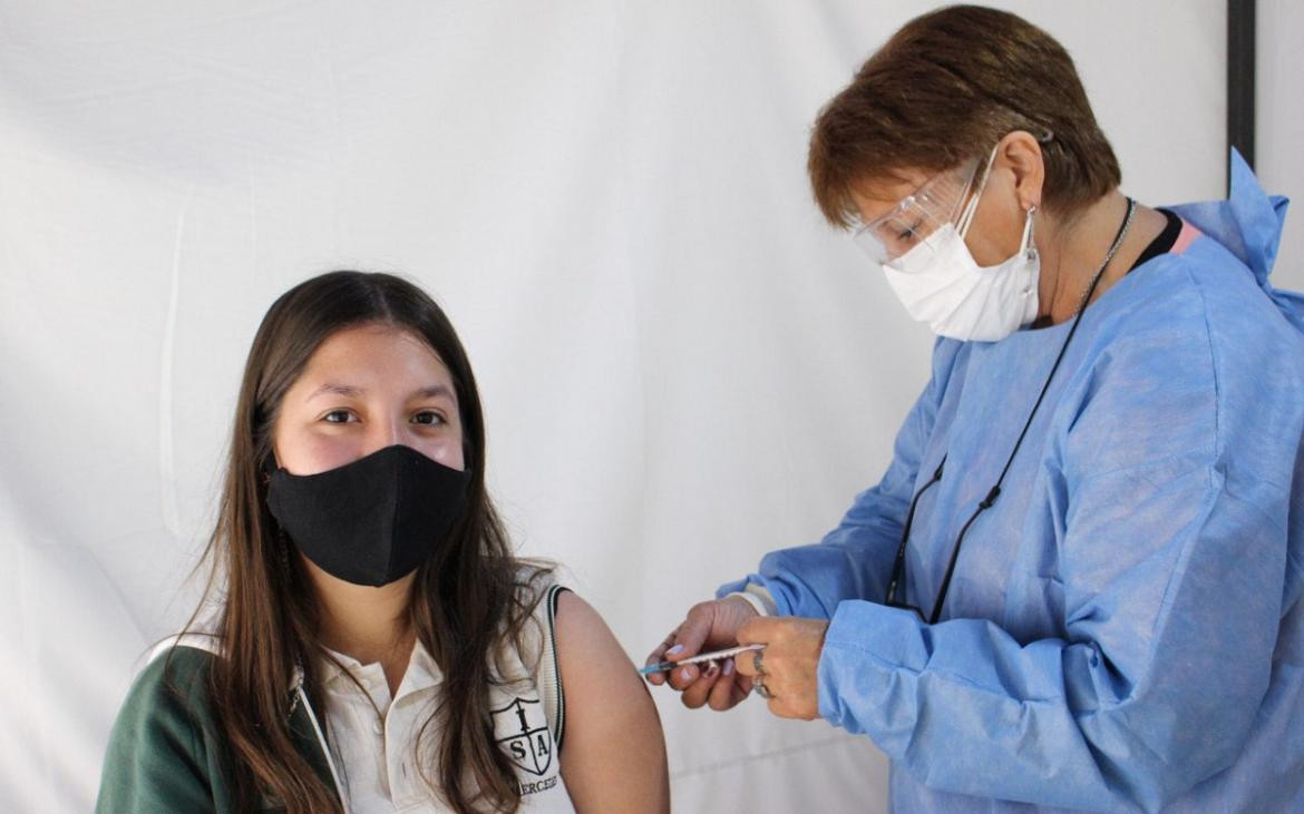 Vacunación de jovenes contra el coronavirus. NA.