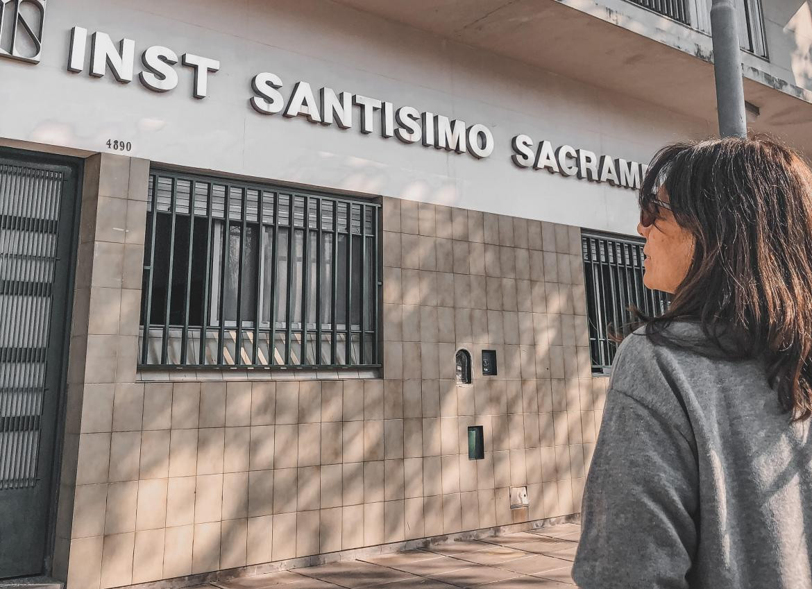 Lilian en la puerta de su antiguo colegio, cursaba el tercer año cuando ocurrieron los hechos