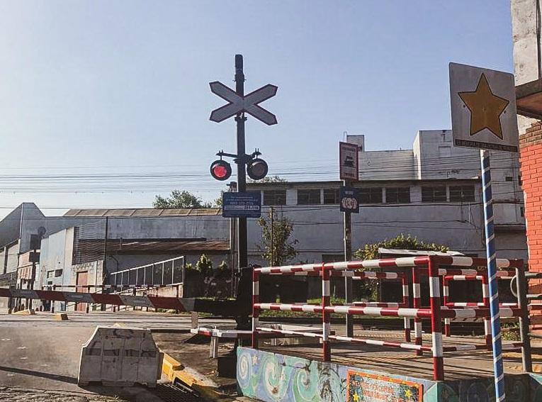 Las vías del tren Sarmiento dividen al colegio de la casa, las ventanas del baño daban a la calle y no se les permitió ir durante toda la mañana