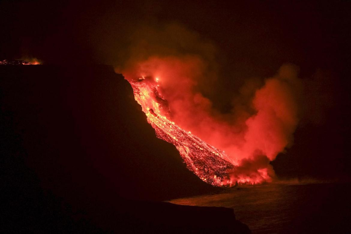 La lava comienza a invadir el mar, España, EFE