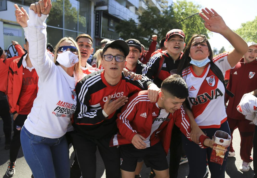 Regreso de los hinchas al estadio en el Superclásico. Foto: NA.