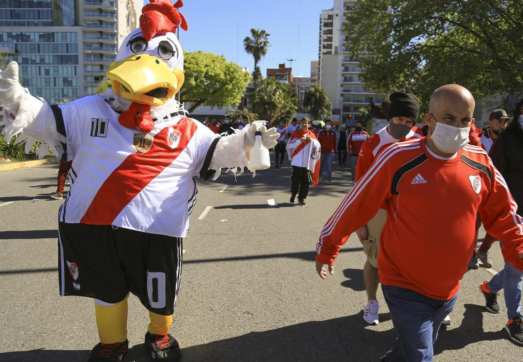 Regreso de los hinchas al estadio en el Superclásico. Foto: NA.