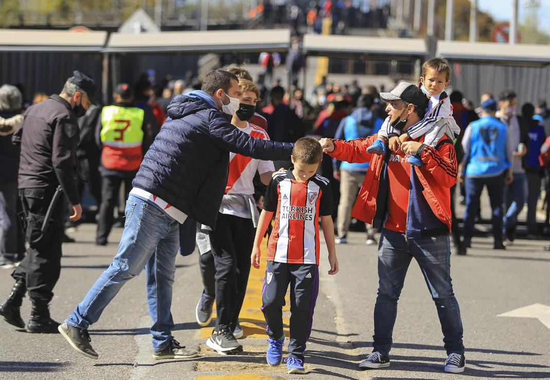 Regreso de los hinchas al estadio en el Superclásico. Foto: NA.