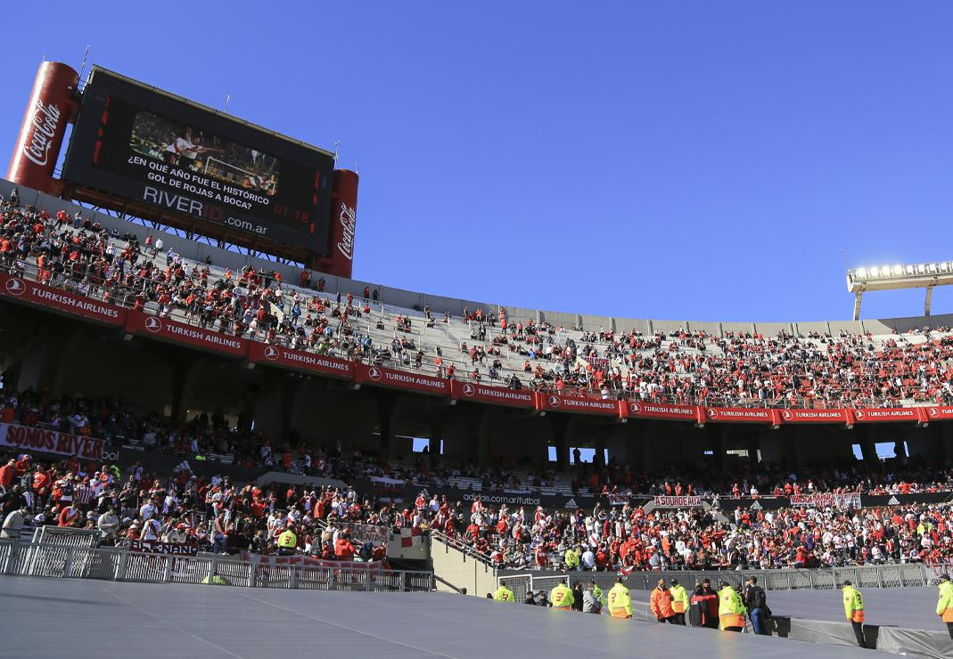 Regreso de los hinchas al estadio en el Superclásico. Foto: NA.	