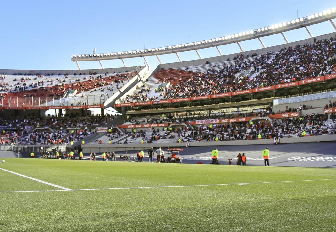 Regreso de los hinchas al estadio en el Superclásico. Foto: NA.	