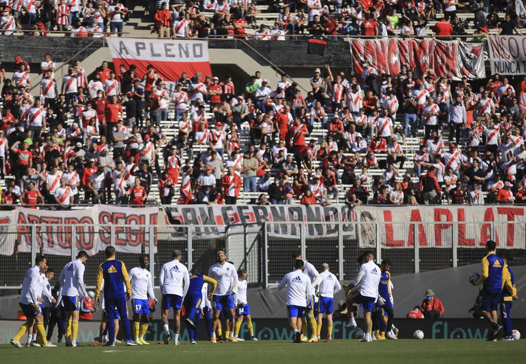 Regreso de los hinchas al estadio en el Superclásico. Foto: NA.	