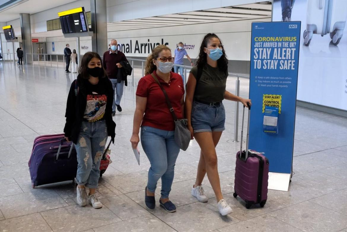 Pasajeros en el aeropuerto del Reino Unido