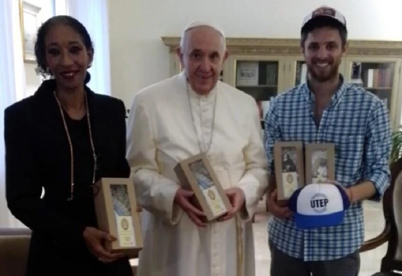 María Fernanda Silva y Lucas Pedró junto al papa Francisco