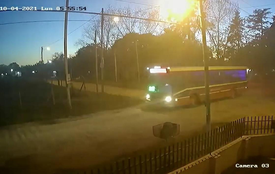 Corrió para alcanzar al colectivo, el chofer avanzó y le pasó por encima	