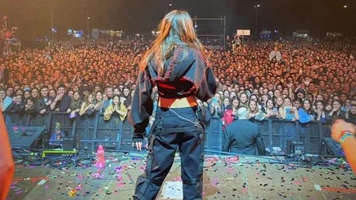 María Becerra en un show en Punta del Este