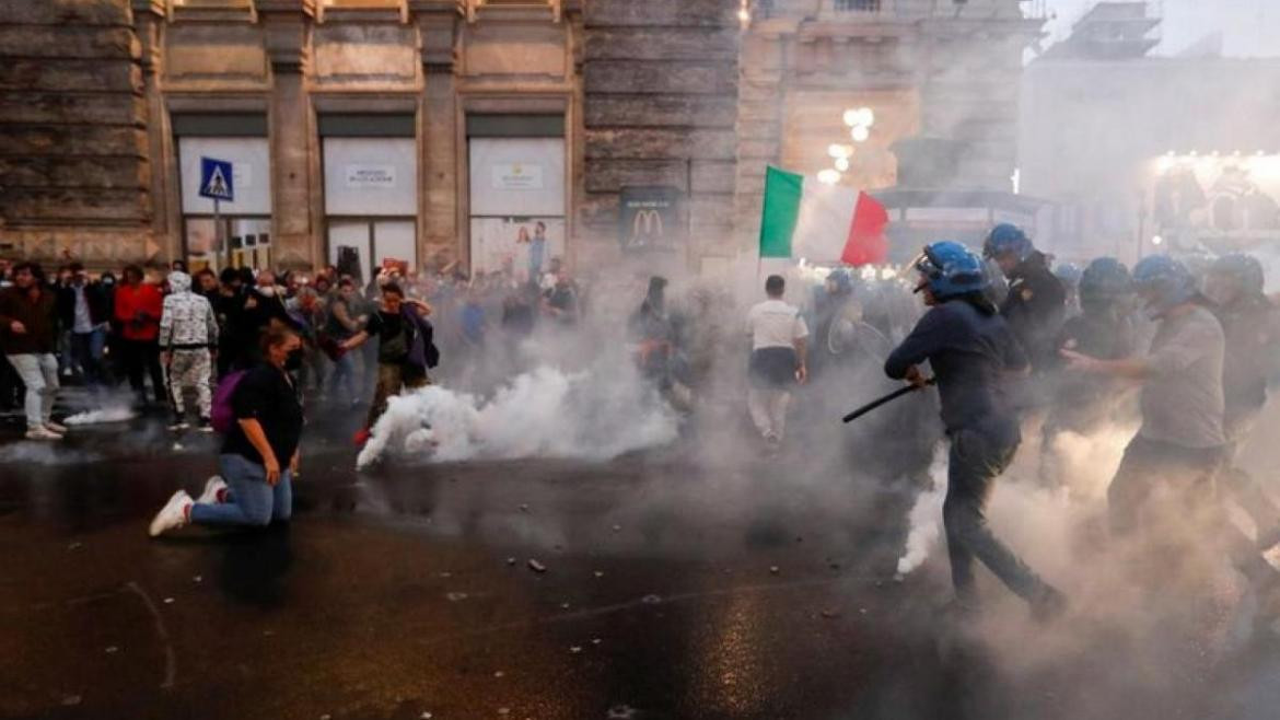 Manifestantes antivacunas Italia intentan atacar oficina de Draghi y sede sindicato, Reuters