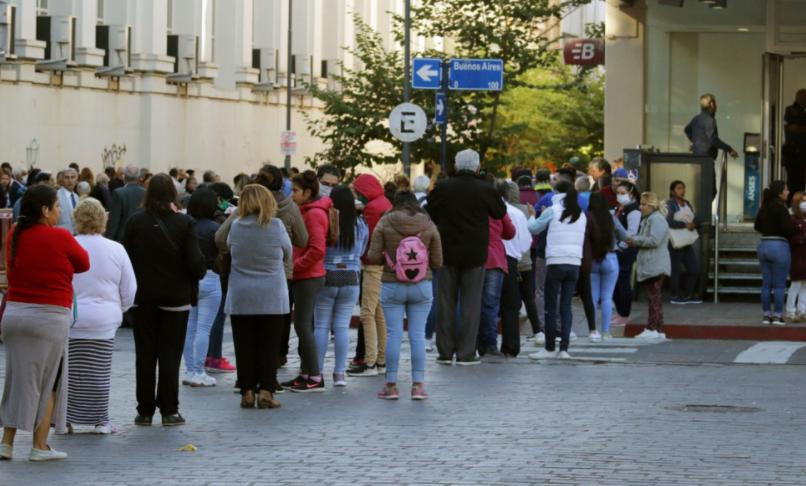 Los beneficiarios de planes sociales se confunden con los jubilados en la cola frente a los bancos, foto NA