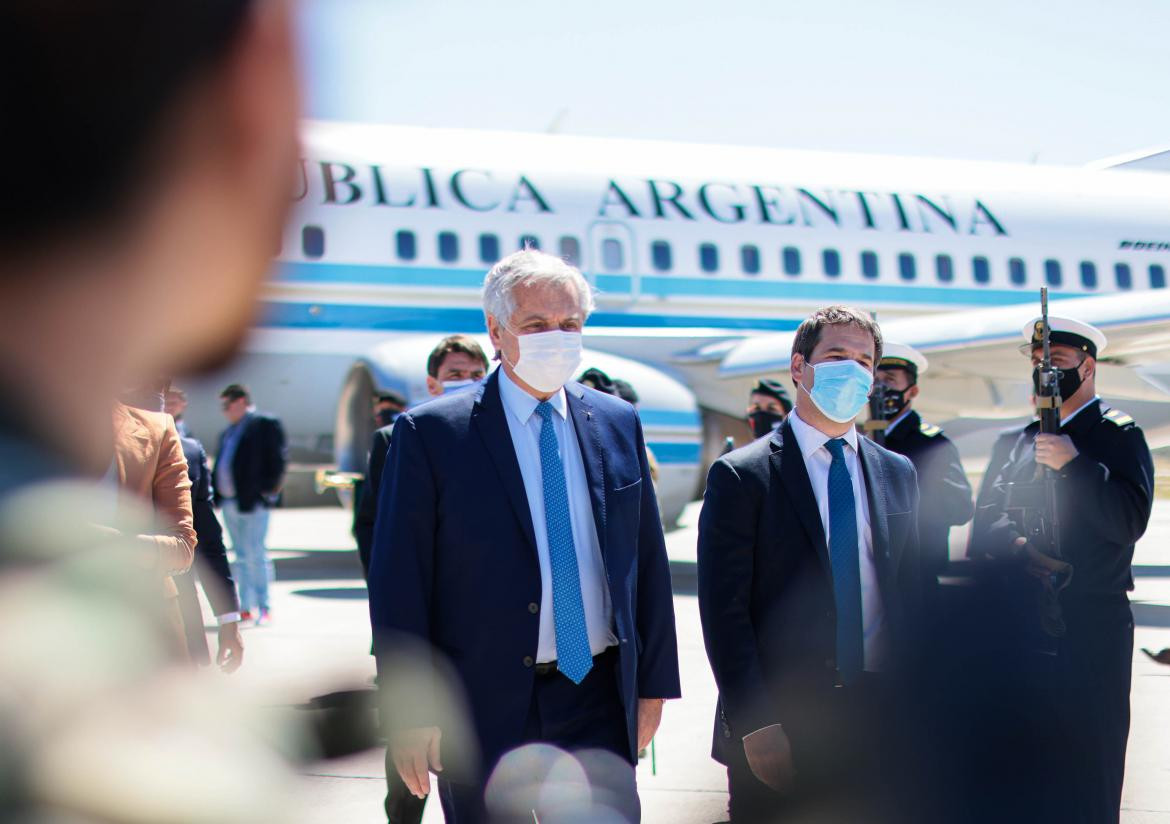 Alberto Fernández al arribar a la ciudad de Comodoro Rivadavia, NA