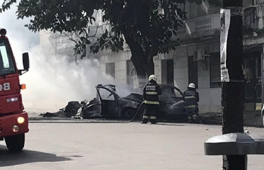 Video impactante: un taxi explotó, se incendio y causó pánico en Recoleta	