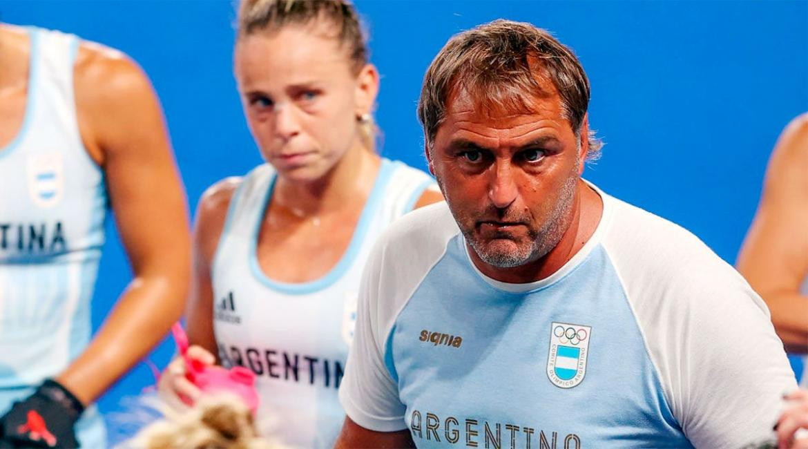 Chapa Retegui junto a Las Leonas