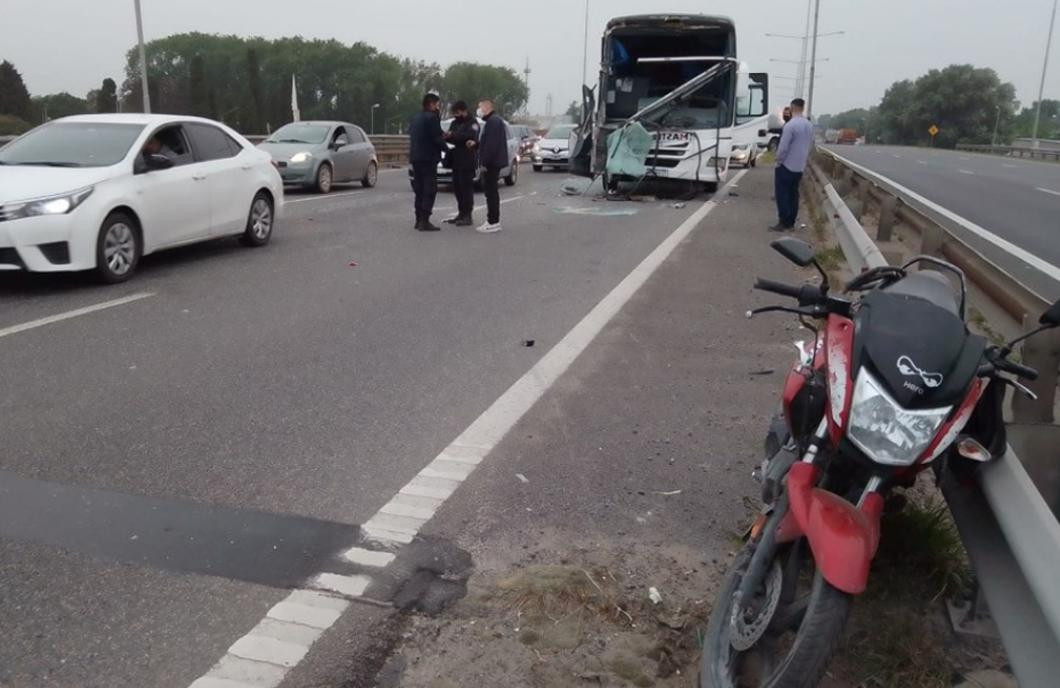 Múltiple choque en la Panamericana entre micro, camión y moto, NA