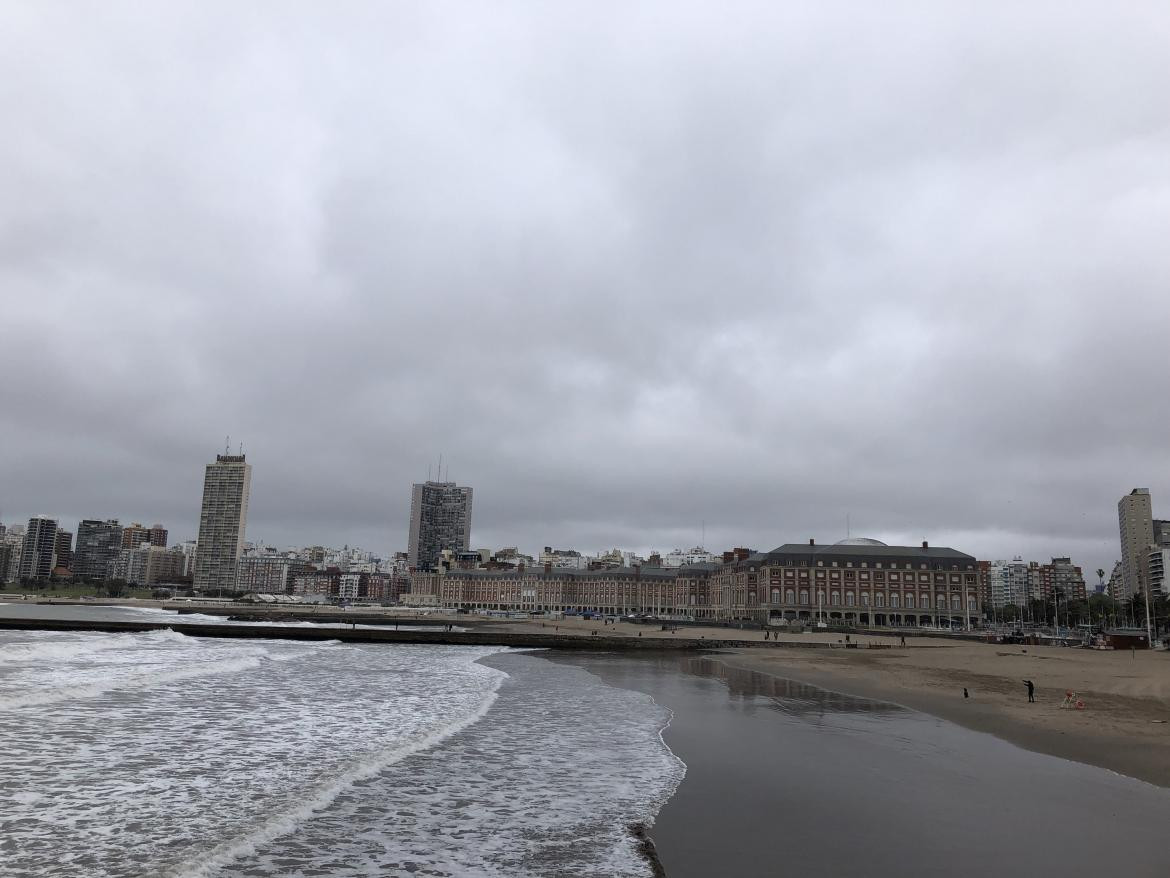 Postal del complejo del hotel y casino visto desde el muelle