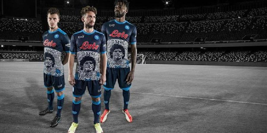 Camiseta del Napoli para recordar a Maradona. Twitter: Napoli