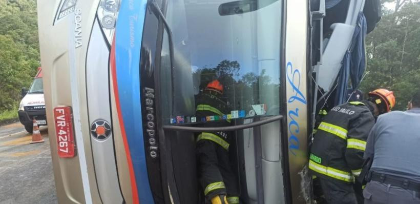 Vuelco de autobús en una sierra del sureste de Brasil, foto NA