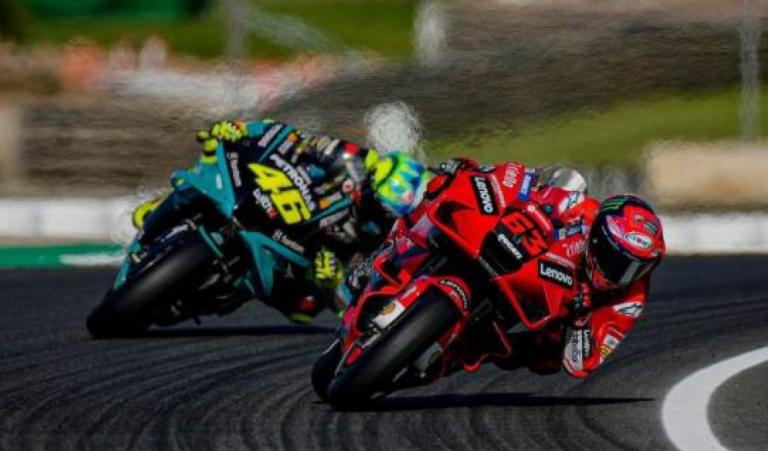 Los italianos Valentino Rossi y Francesco Bagnaia, NA