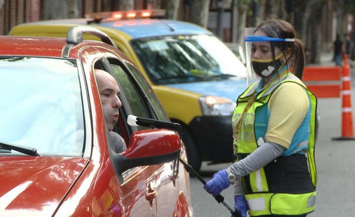 Un hombre realiza una prueba de alcoholemia. (Foto: GCBA).