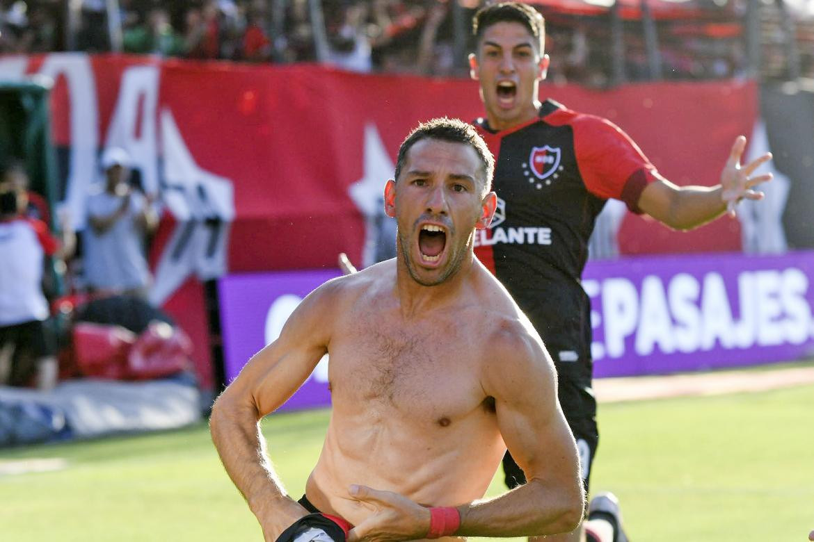 Maxi Rodríguez festeja el gol que le dió el triunfo a Newells sobre Central Córdoba. Foto NA