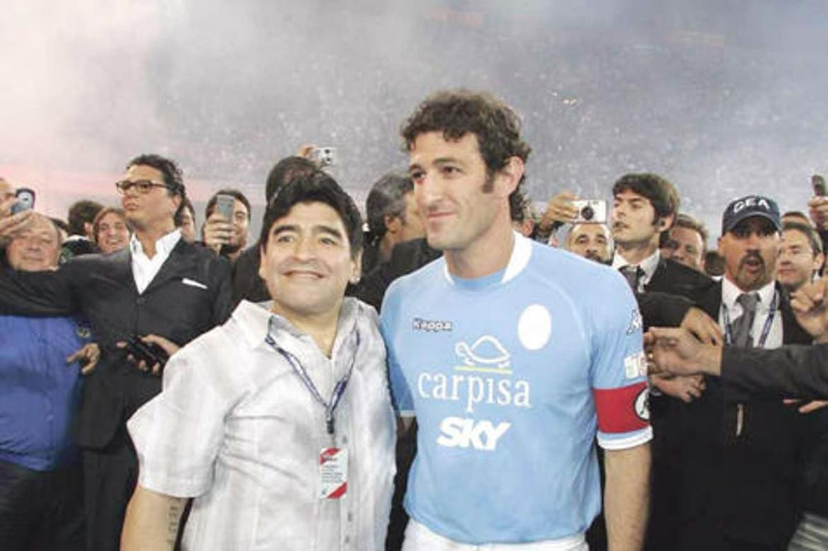 Ciro Ferrara y Diego Maradona en Napoli.