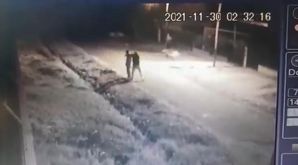 Asesinan a un hombre de varias puñaladas en la espalda, Claypole, captura video