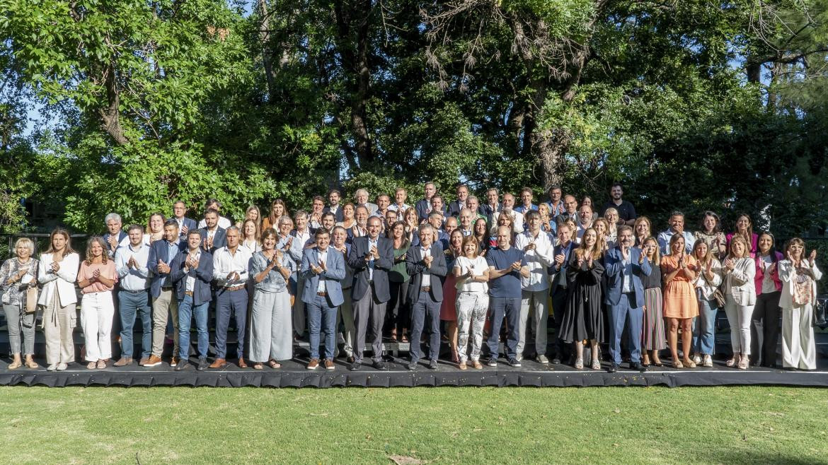 El PRO mostró una foto de unidad con todos sus líderes, en un gesto frente a las tensiones internas de la UCR, NA