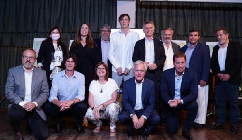 Esteban Bullrich y dirigentes de Juntos por el Cambio, este lunes en la presentación de su libro sobre la provincia de Buenos Aires.