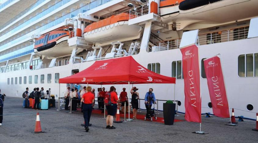 Crucero Viking Júpiter, varado en Uruguay por un caso de coronavirus