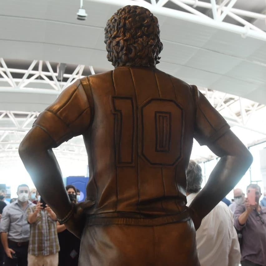 Estatua de Maradona en el Aeropuerto de Ezeiza