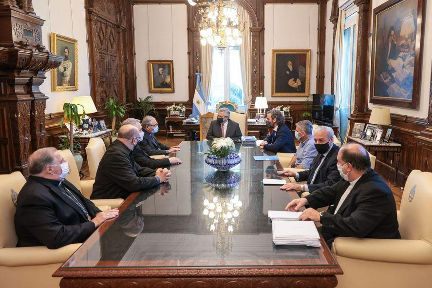 Alberto Fernández junto a la Conferencia Episcopal Argentina