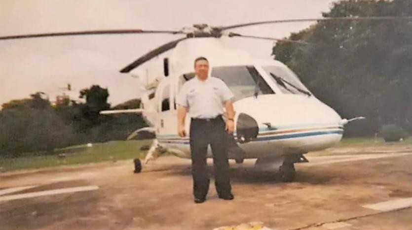 Juan Carlos Zarza delante del Sikorsky S 76-B que usó para evacuar de la Casa Rosada al expresidente De la Rúa, foto NA