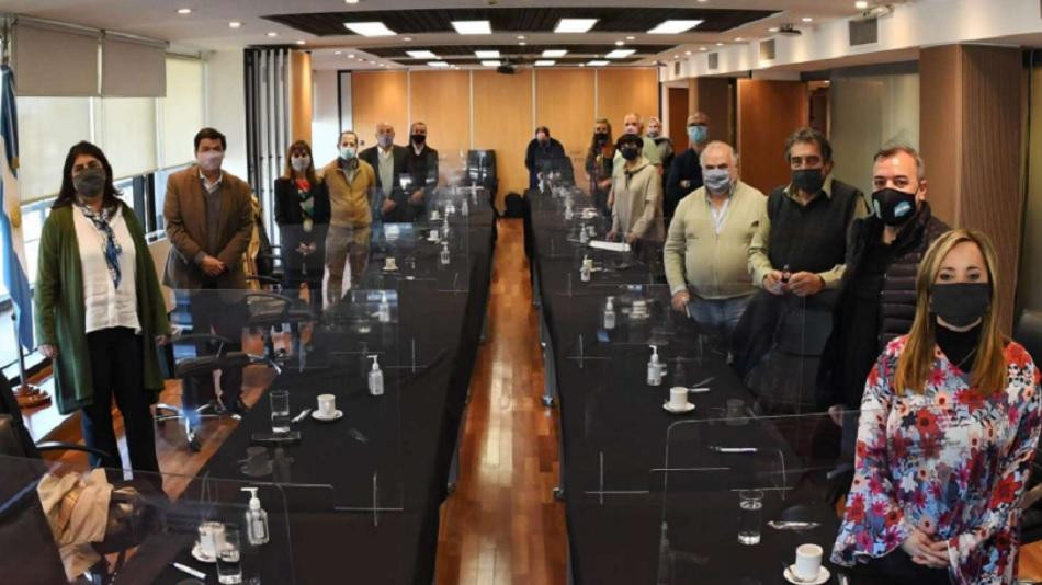 Claudio Moroni, y representantes de los gremios estatales UPCN y ATE en una reunión en agosto pasado. (Foto: Ministerio de Trabajo).