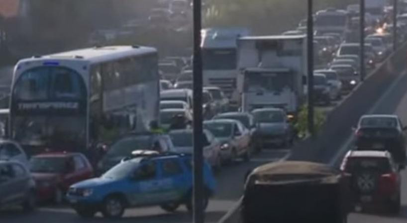 Una fuerte congestión se produjo por el accidente en Camino Negro, foto NA