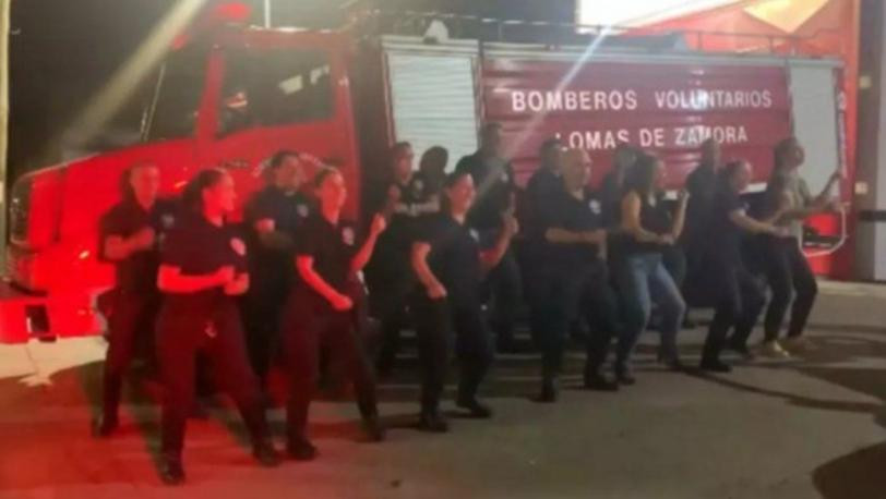 Los Bomberos Voluntarios de Lomas de Zamora aceptaron el reto y la rompieron, foto NA