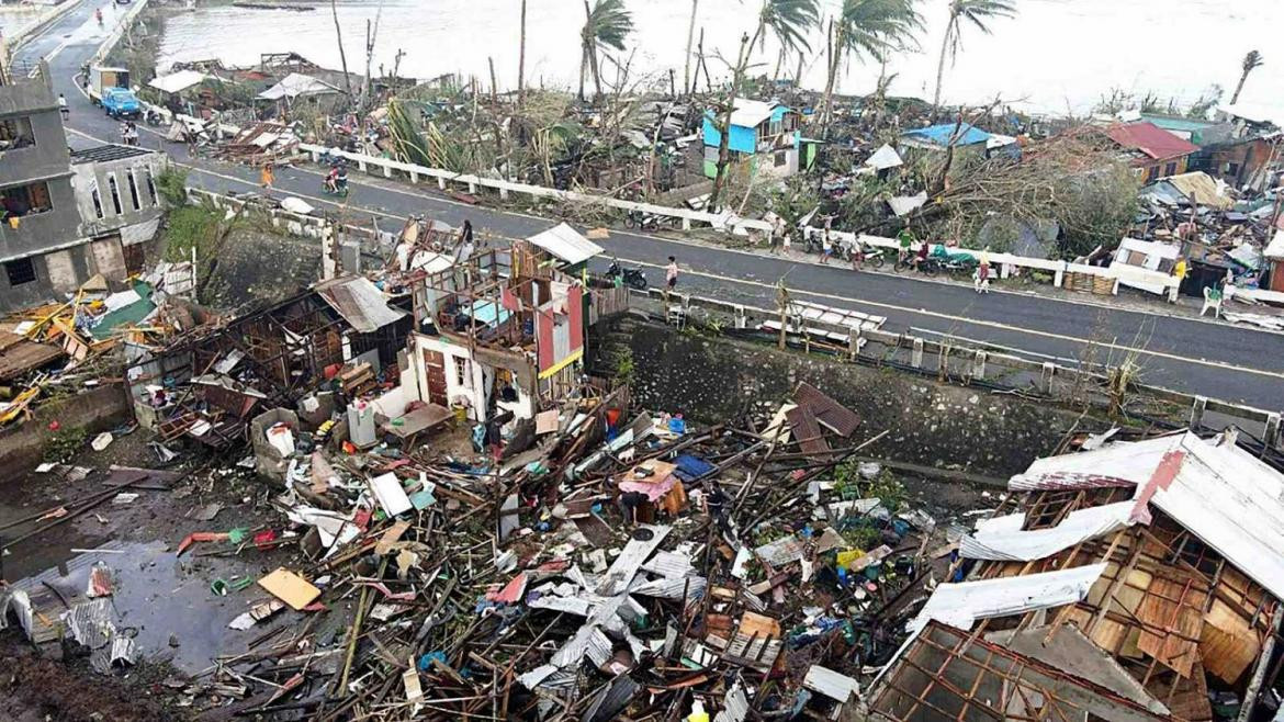 Devastador tifón en Filipinas deja casi 400 muertos.