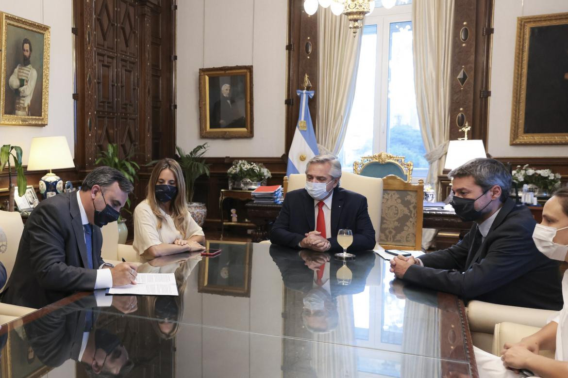 Alberto Fernández junto a representantes del sector turístico nacionales, AGENCIA NA