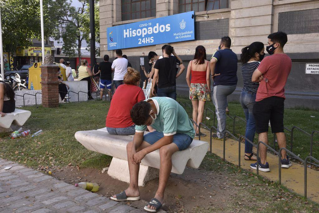 Hisopados y testeos en el ex Registro Civil de avenida Colón de la ciudad de Córdoba, foto La Voz