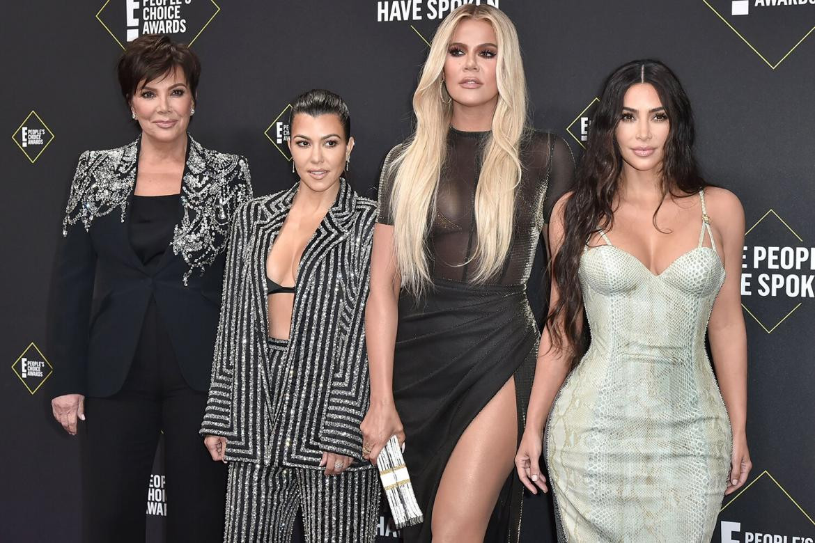 Angela Kukawski junto a las hermanas Kardashian